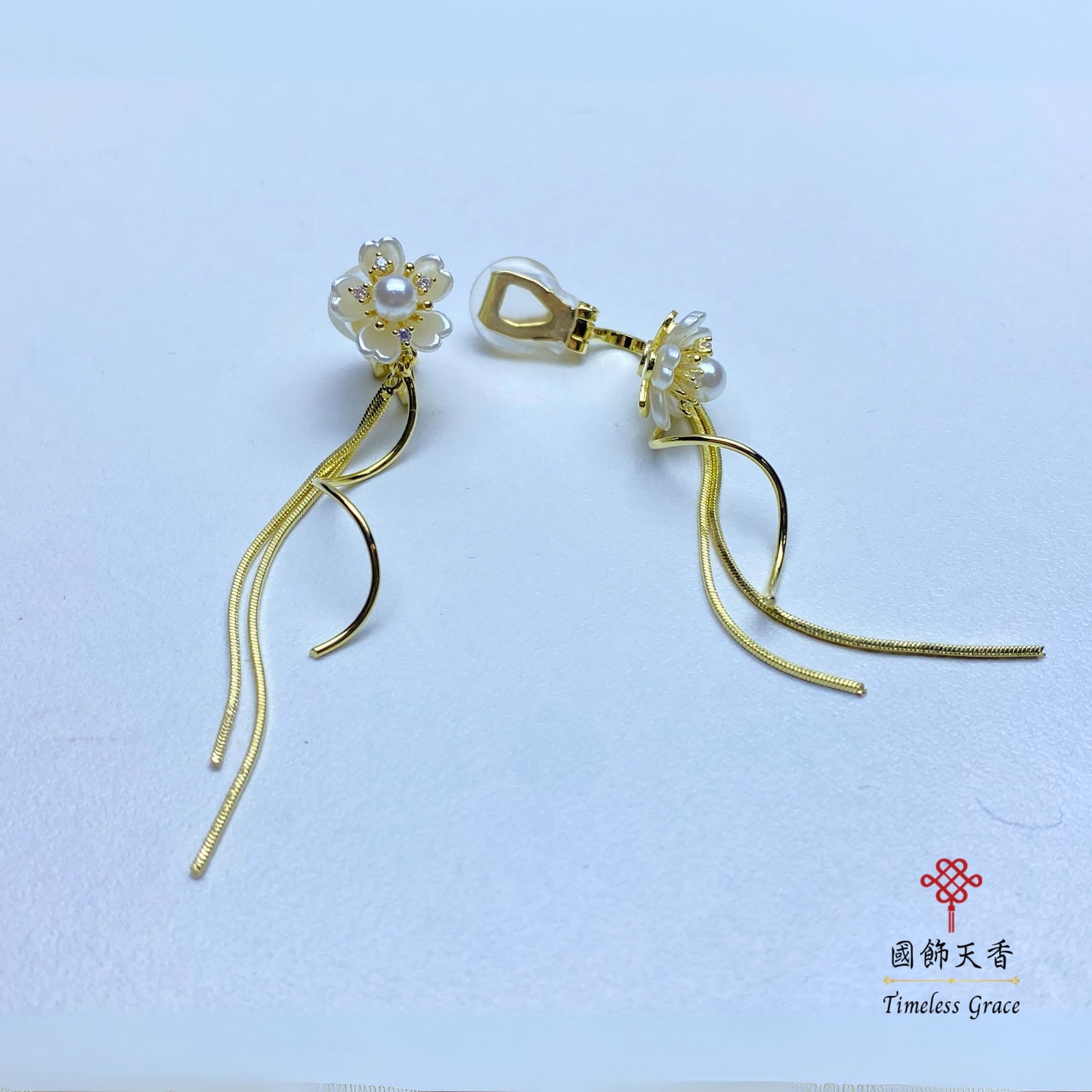 五瓣白花流蘇耳夾(金色) - 銅材質(外包膠)