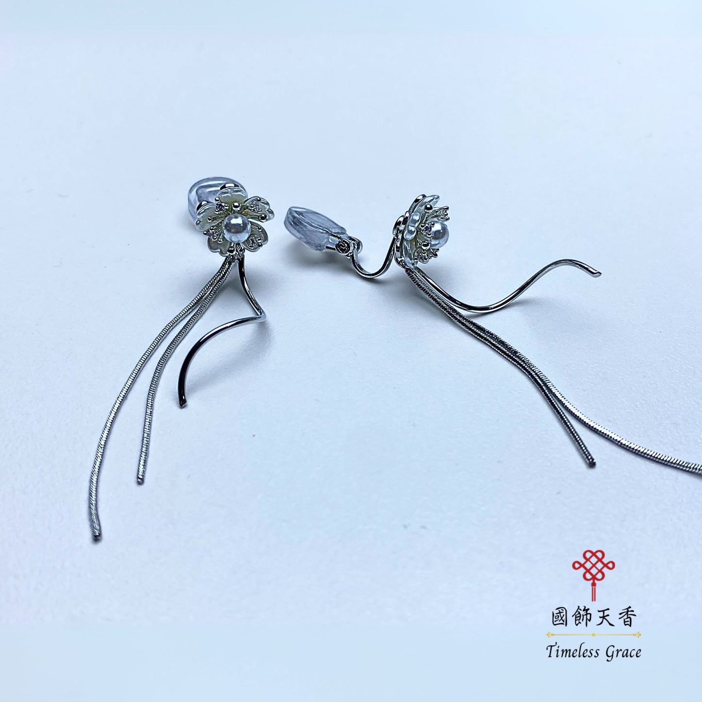 五瓣白花流蘇耳夾(銀色) - 銅材質(外包膠)