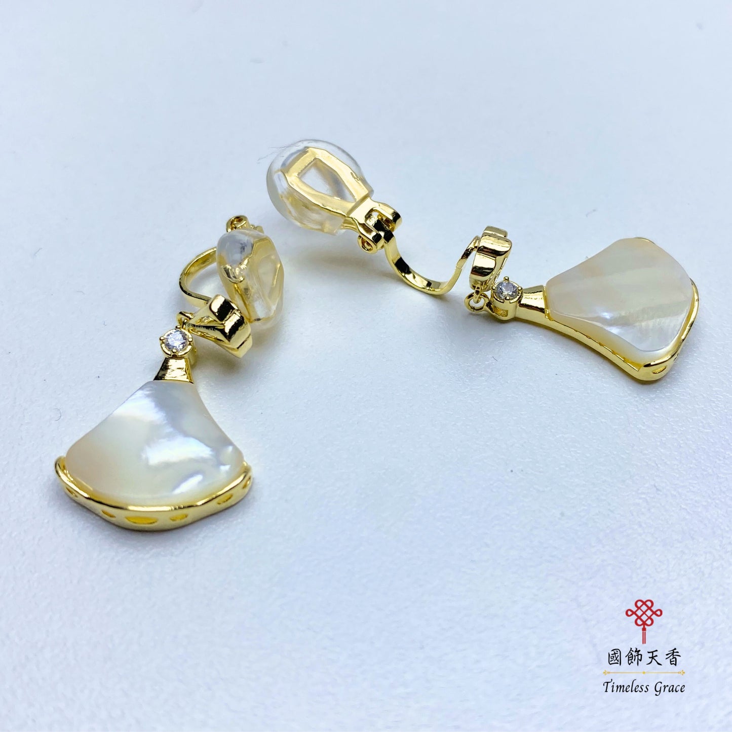 白色幻彩貝殼扇形耳夾 - 銅材質(外包膠)